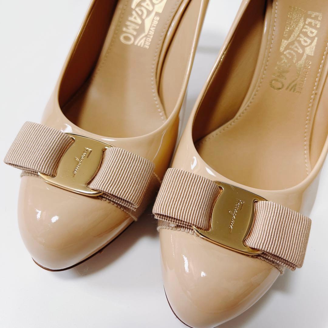 《美品》フェラガモ エナメルパンプス ヴァラリボン ヒール ベージュ 8.5C