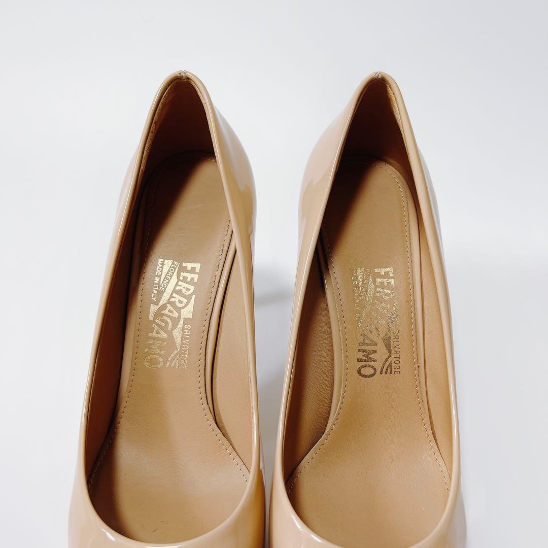 《美品》フェラガモ エナメルパンプス ヴァラリボン ヒール ベージュ 8.5C