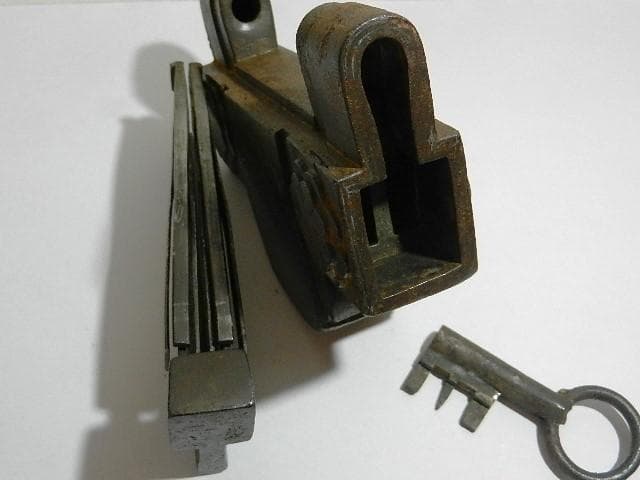 骨董鉄製和錠「阿波錠」（6枚バネ、約幅16㌢×高13㌢×奥5㌢、重2