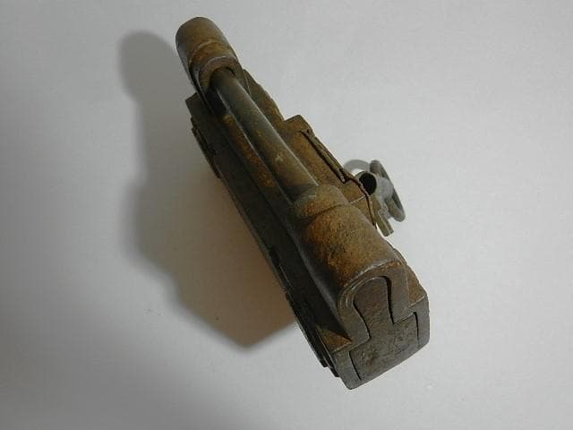 骨董鉄製和錠「阿波錠」（6枚バネ、約幅16㌢×高13㌢×奥5㌢、重2