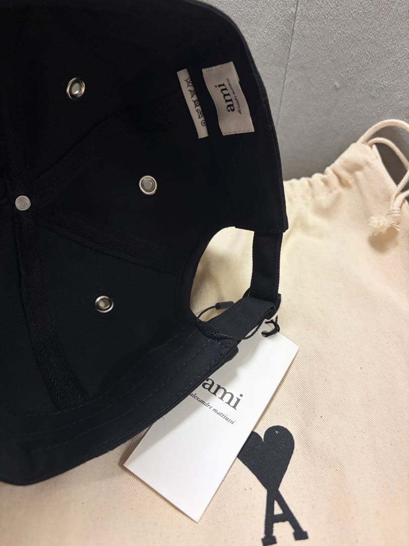 AMI PARISブラックキャップ ハート刺繍 - メルカリ