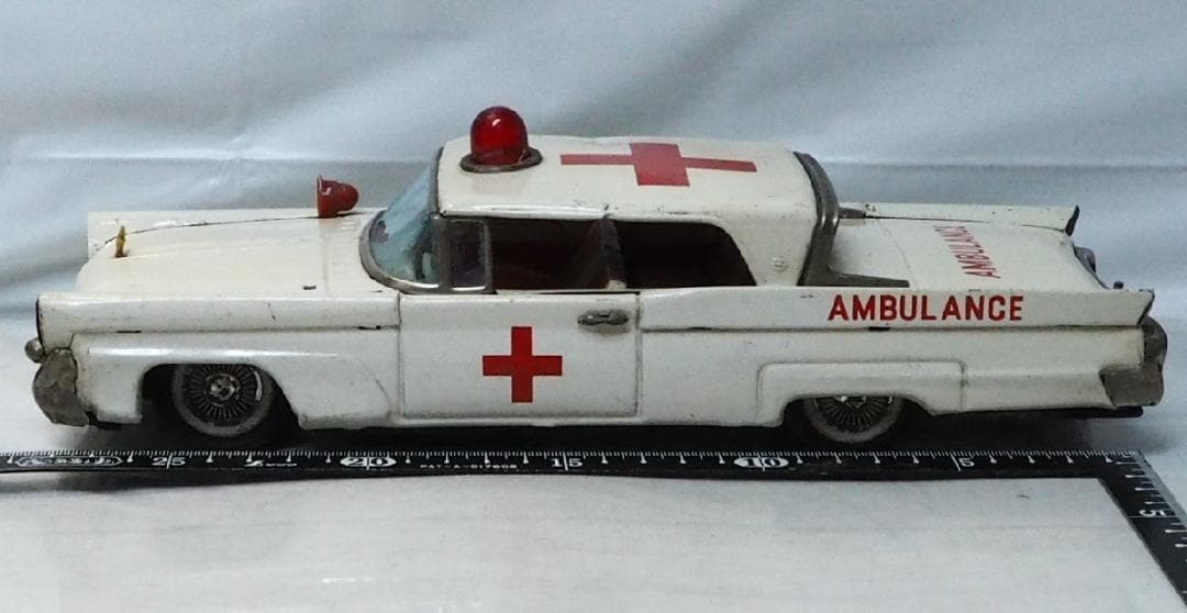 萬代屋 リンカーン コンチネンタル赤十字 救急車 tinブリキtoy car箱無