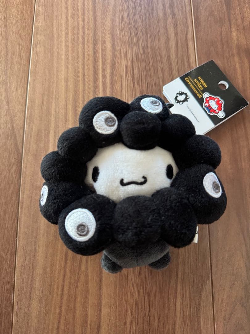 サンリオ 黒ミャクミャクなりきり カラビナBC シナモロール - メルカリ