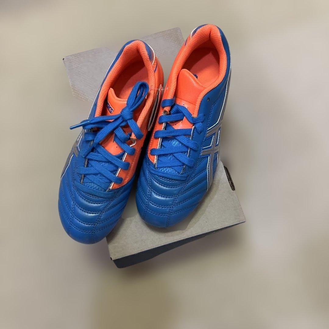 ASICS サッカーシューズ スパイク 青・オレンジ21.5cm - メルカリ