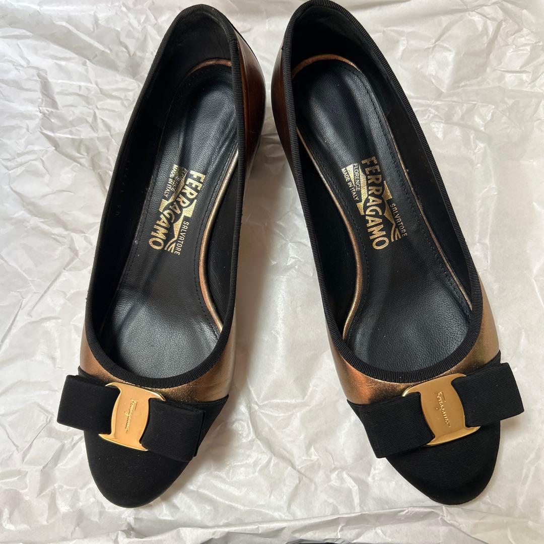 極美品 SalvatoreFerragamo ヴァラリボン パンプス ゴールド ☆美品☆ フェラガモ ゴールド金具 ヴァラ リボン パンプス ブラック