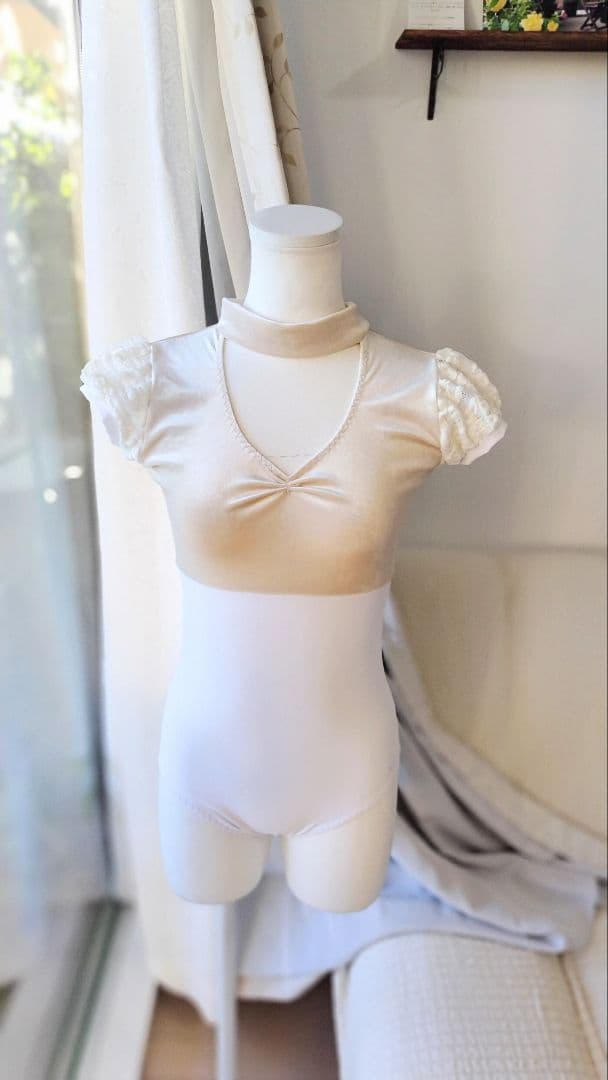 Ｓ～Ｍ／アイボリーベロアとふんわり起毛レース袖が可愛いチョーカー娘役レオタード白