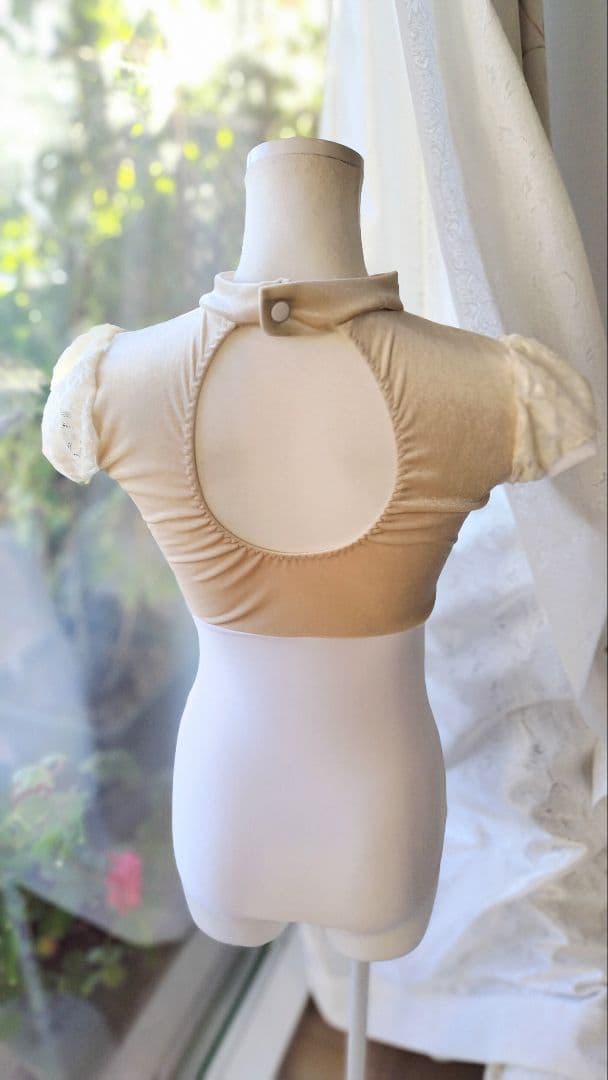 Ｓ～Ｍ／アイボリーベロアとふんわり起毛レース袖が可愛いチョーカー娘役レオタード白