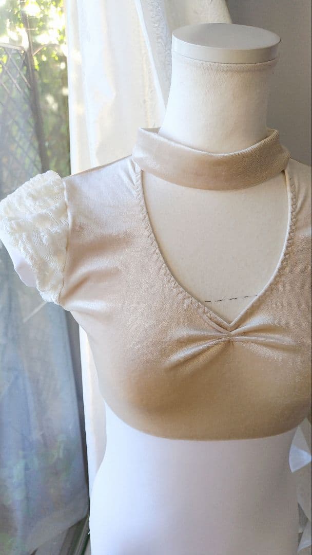 Ｓ～Ｍ／アイボリーベロアとふんわり起毛レース袖が可愛いチョーカー娘役レオタード白