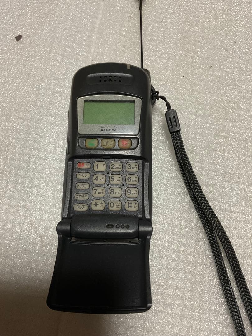1995年製／NTT・docomo製携帯電話。形式／FJA 22Aムーバ。