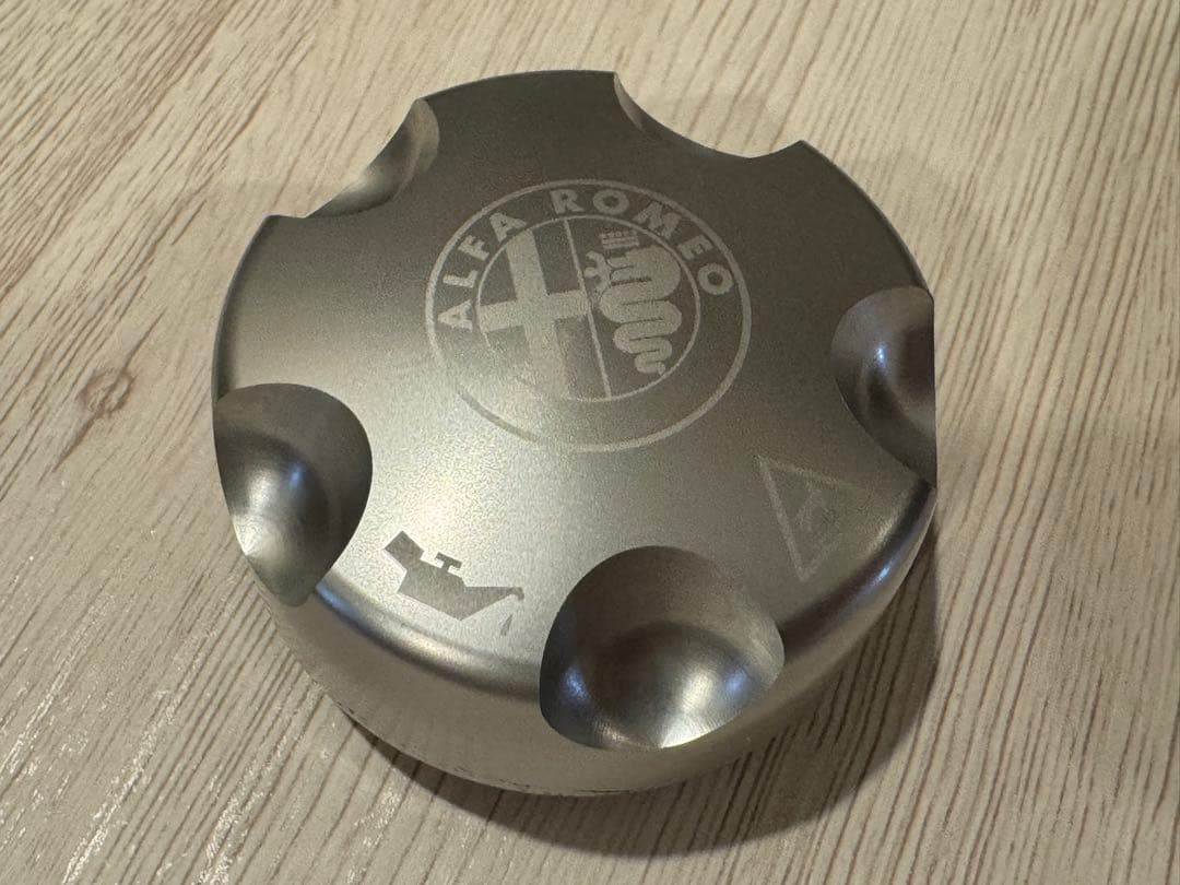 Alfa Romeo 純正 ジュリエッタ 用オイルフィラーキャップ - メルカリ