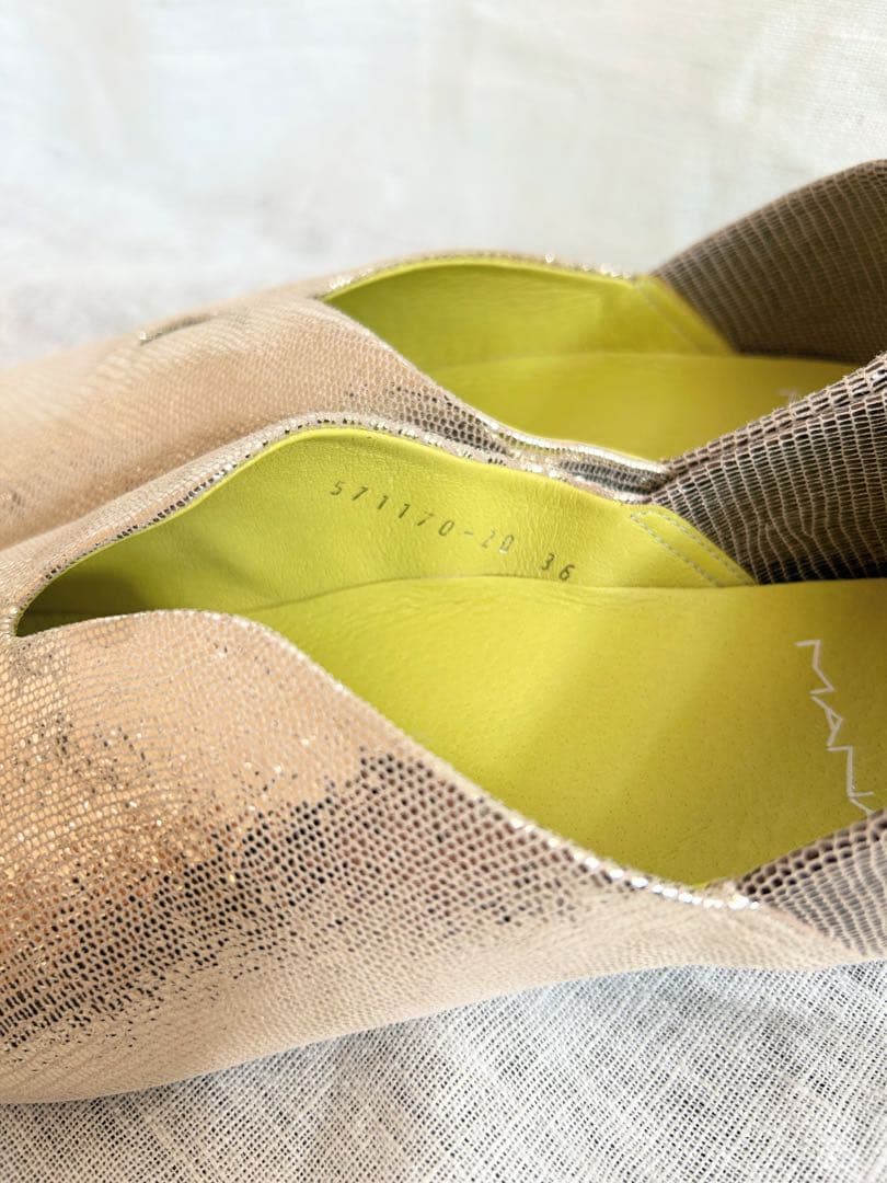 MANA ゴールド ポインテッドトゥ パンプス 36 - メルカリ