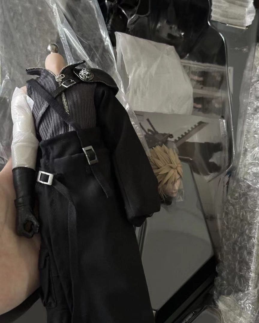 ファイナルファンタジーXVI クラウド AC版 006A 可動フィギュア - メルカリ