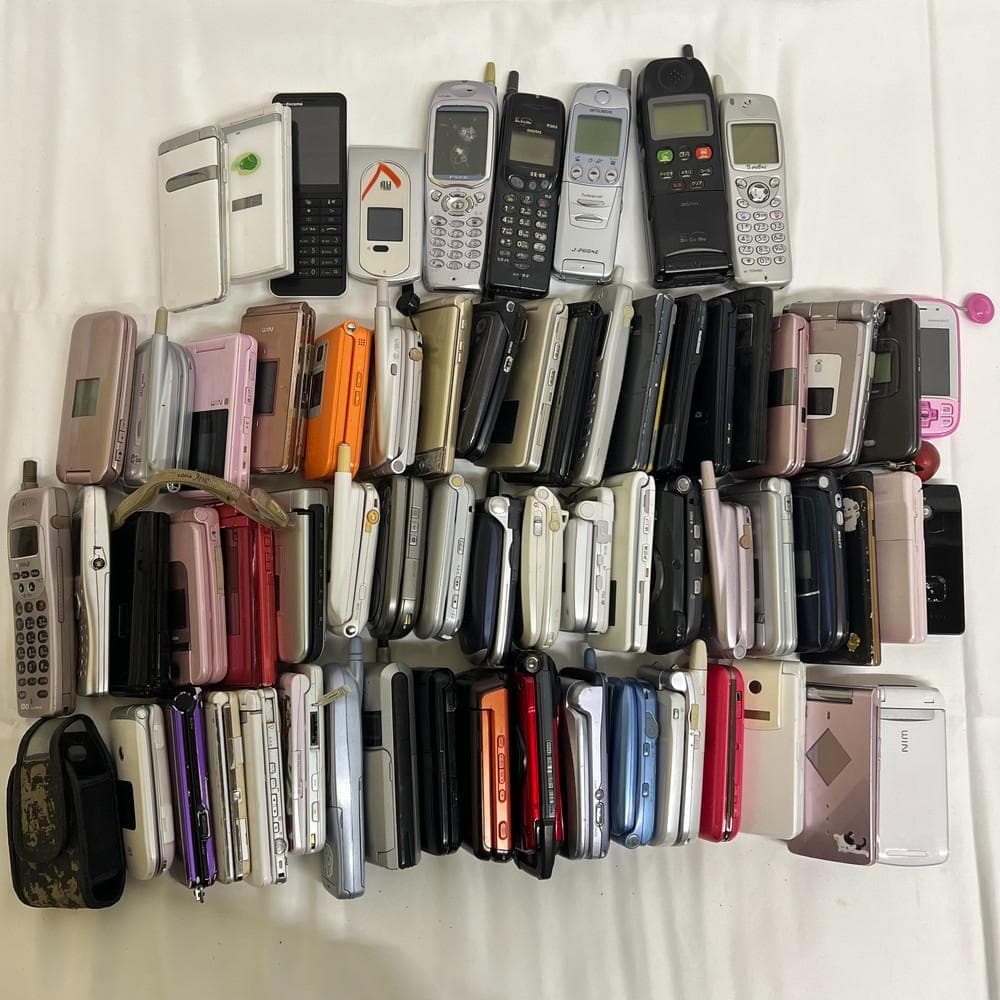 個◆ガラケー約65台まとめ売り ジャンク 携帯 部品取り 約8㎏ 01006 ジャンク品】ガラケー 4台セット まとめ売り（部品取り・コレクション
