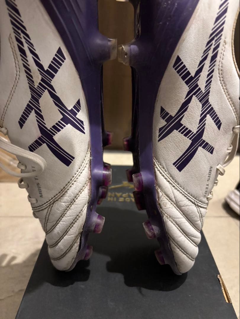 ASICS サッカーシューズ ホワイト/パープル - メルカリ