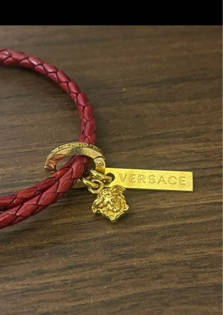 VERSACE 赤 レザー 編み込み ブレスレット ゴールドチャーム ヴェルサーチからバレンタイン限定ブレスレット「All Love is Love