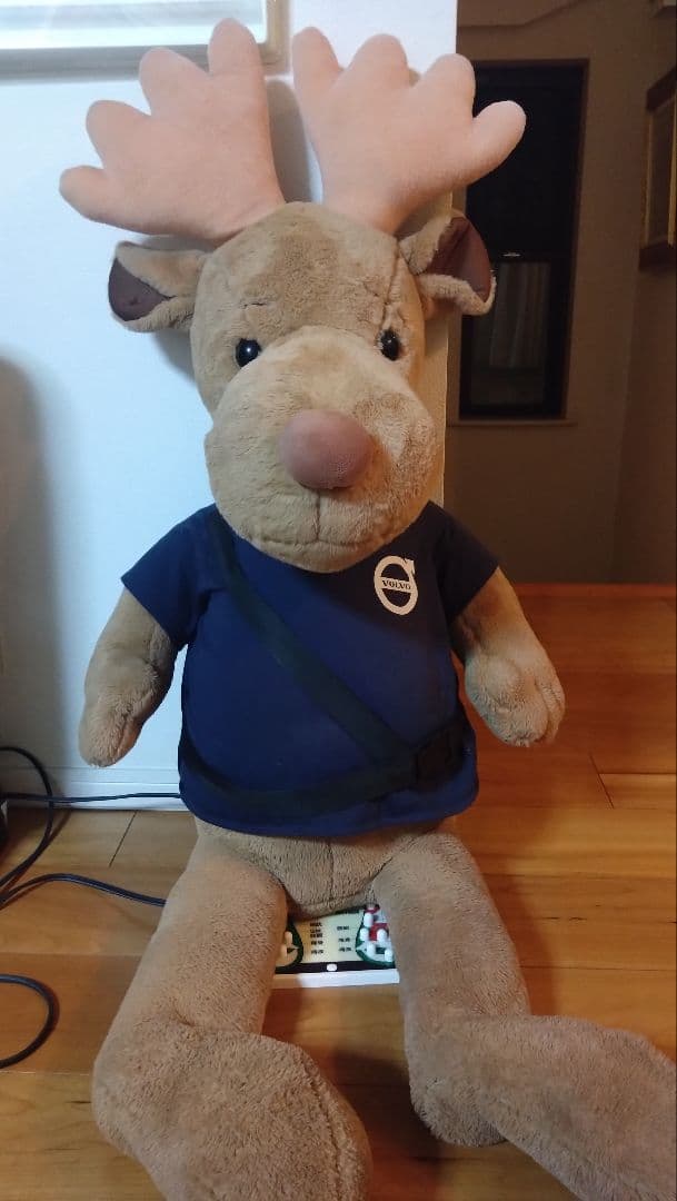 非売品】VOLVO ボルボビッグエルク 特大ぬいぐるみ - メルカリ