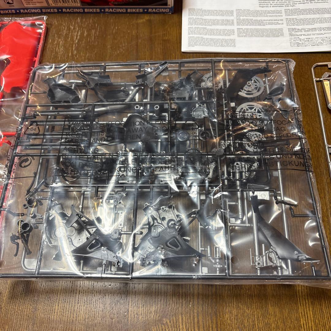 イタレリ　オートバイ　プラモデル　1/9 ドゥカティ　＆　ライダーフィギュア