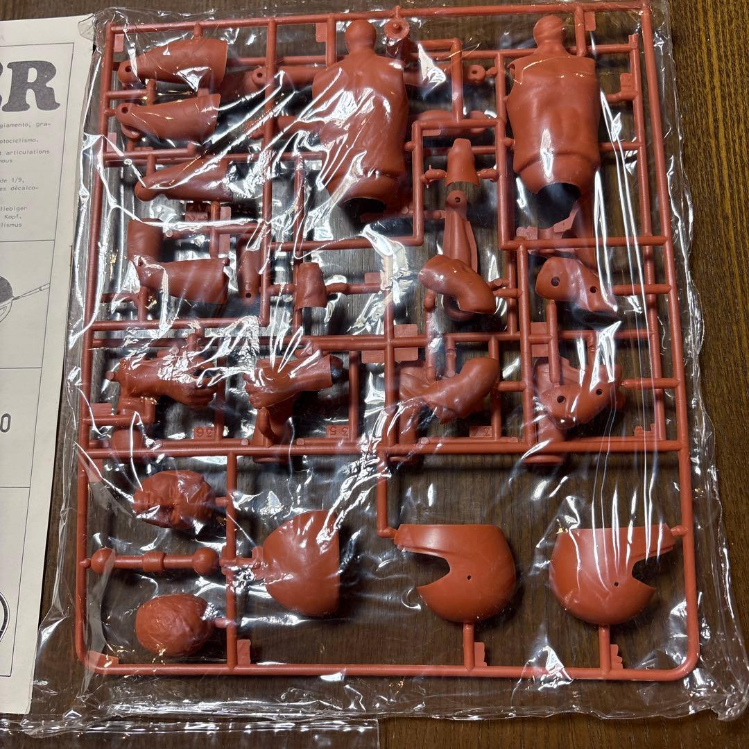 イタレリ　オートバイ　プラモデル　1/9 ドゥカティ　＆　ライダーフィギュア