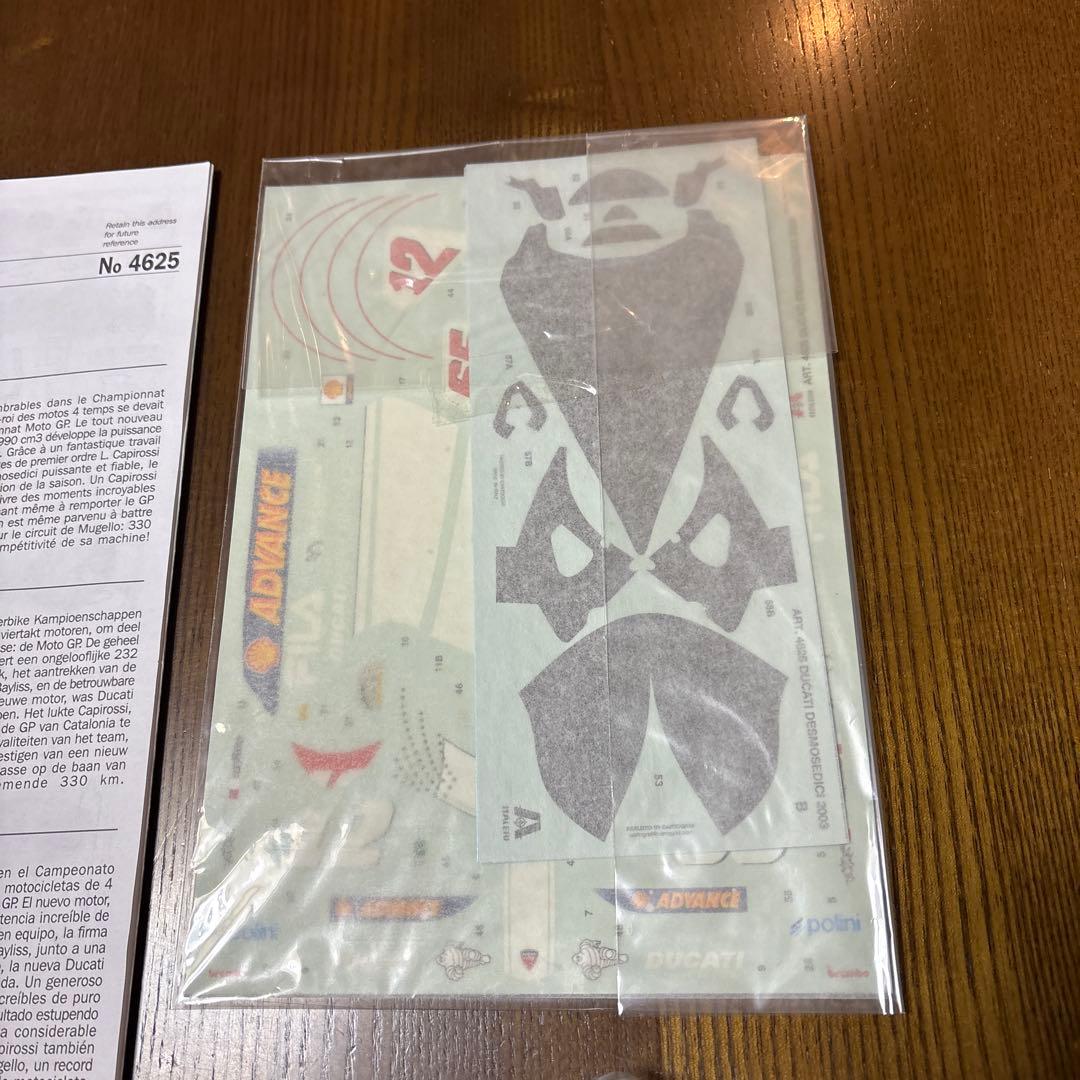 イタレリ　オートバイ　プラモデル　1/9 ドゥカティ　＆　ライダーフィギュア