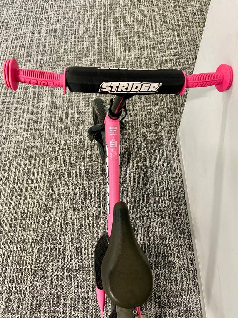 美品】ストライダー 12インチ スポーツ ピンク〈ピンクグリップ〉の