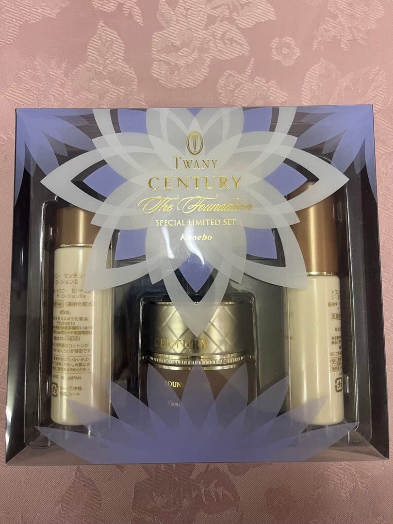 新品未開封✨TWANYザ・ファンデーションオークルC限定品 定価20,000円 新品未開封✨TWANYザ・ファンデーションオークルC限定品 定価20,000円