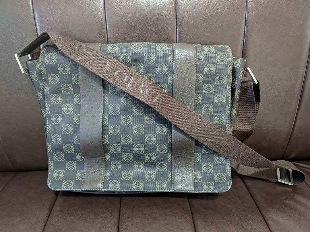 ス*ク様 LOEWE ロエベ アナグラム メッセンジャーバッグ A4 PVC レ 楽天市場】【バッグ】LOEWE ロエベ アナグラム PVC レザー ショルダー