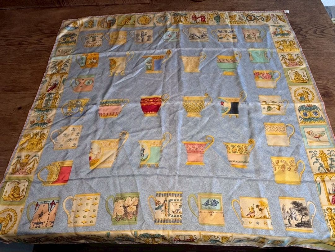 極美品】GUCCI シルクスカーフ 多様なカップデザイン 85✖️85サイズ