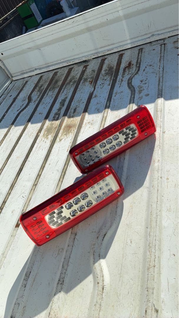 UD クオン 純正 テールランプ - メルカリ