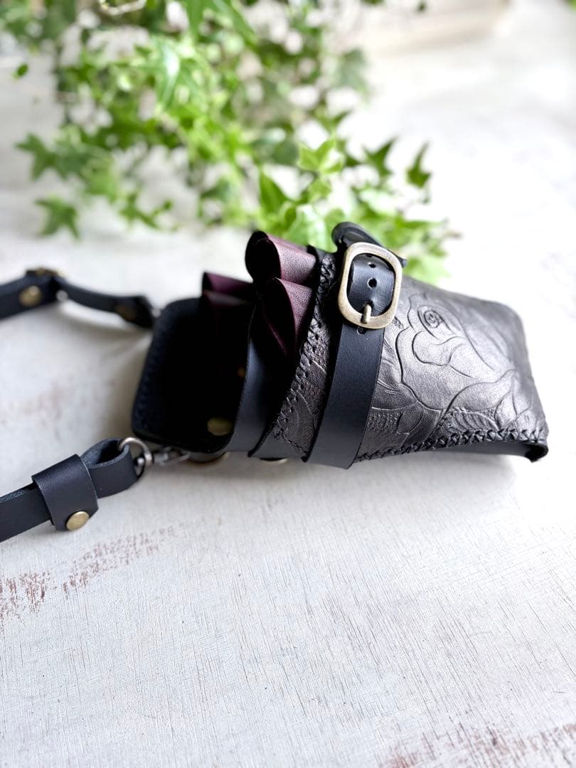 ヌメ革ブラック ローズ型押しのシザーケース - メルカリ