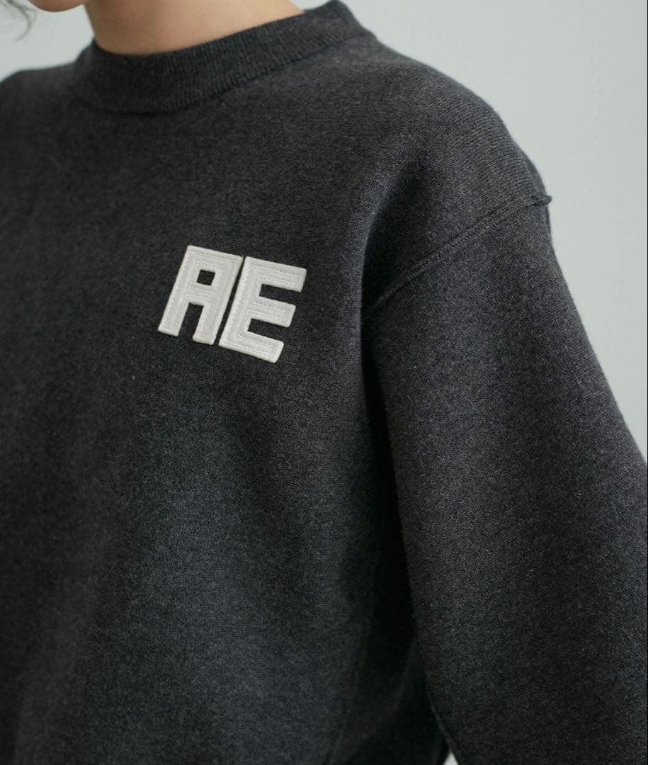 ADAM ET ROPE'フェルト刺しゅうニットプルオーバー