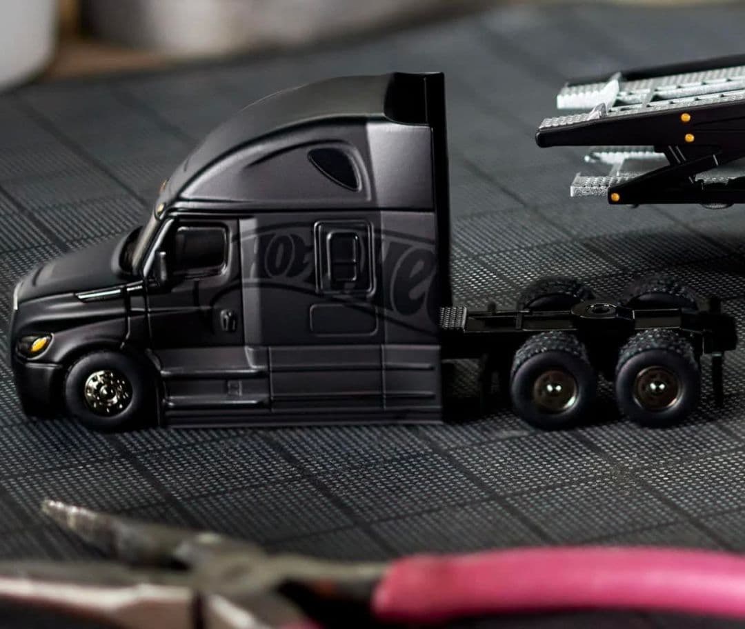 ホットウィール エリート 64 フレイトライナー カスケディア