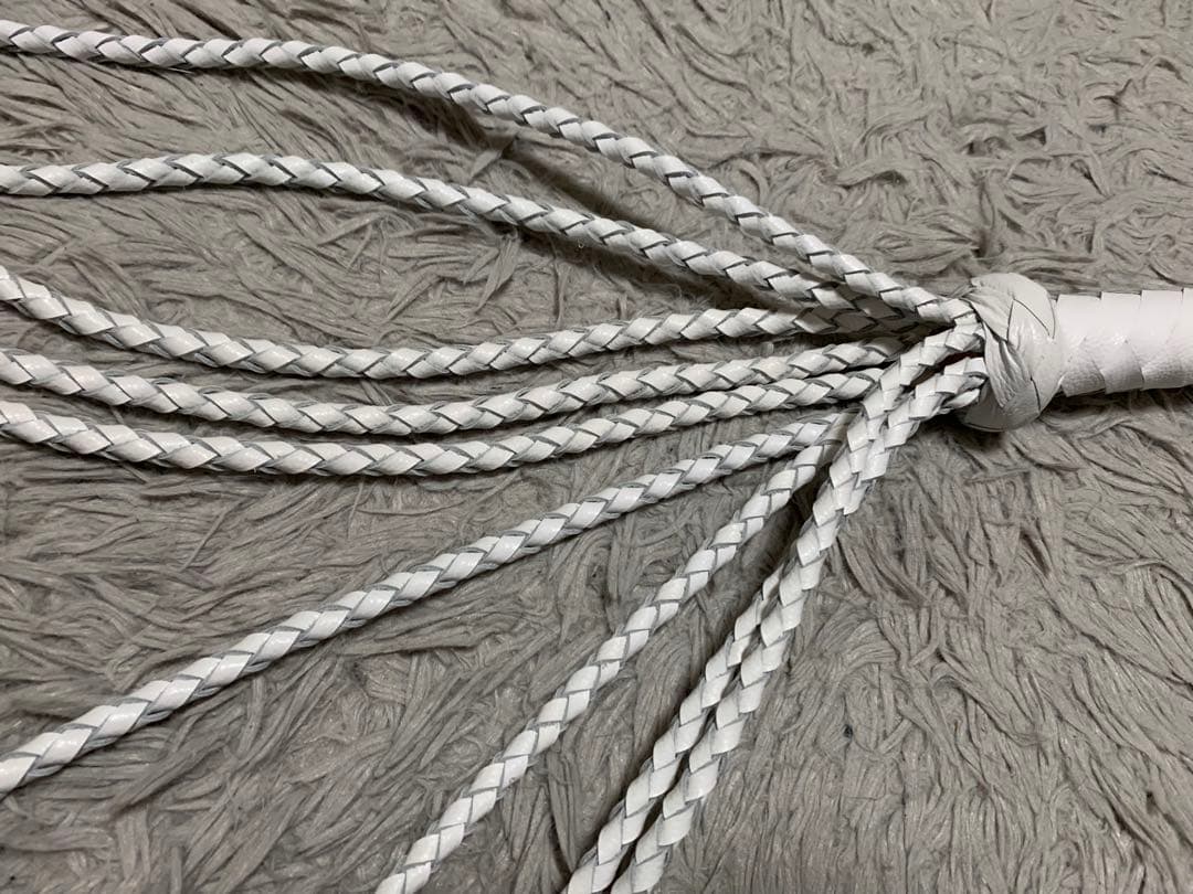 新品未使用】バラ鞭 九尾鞭 本革製 SM コスプレ - メルカリ