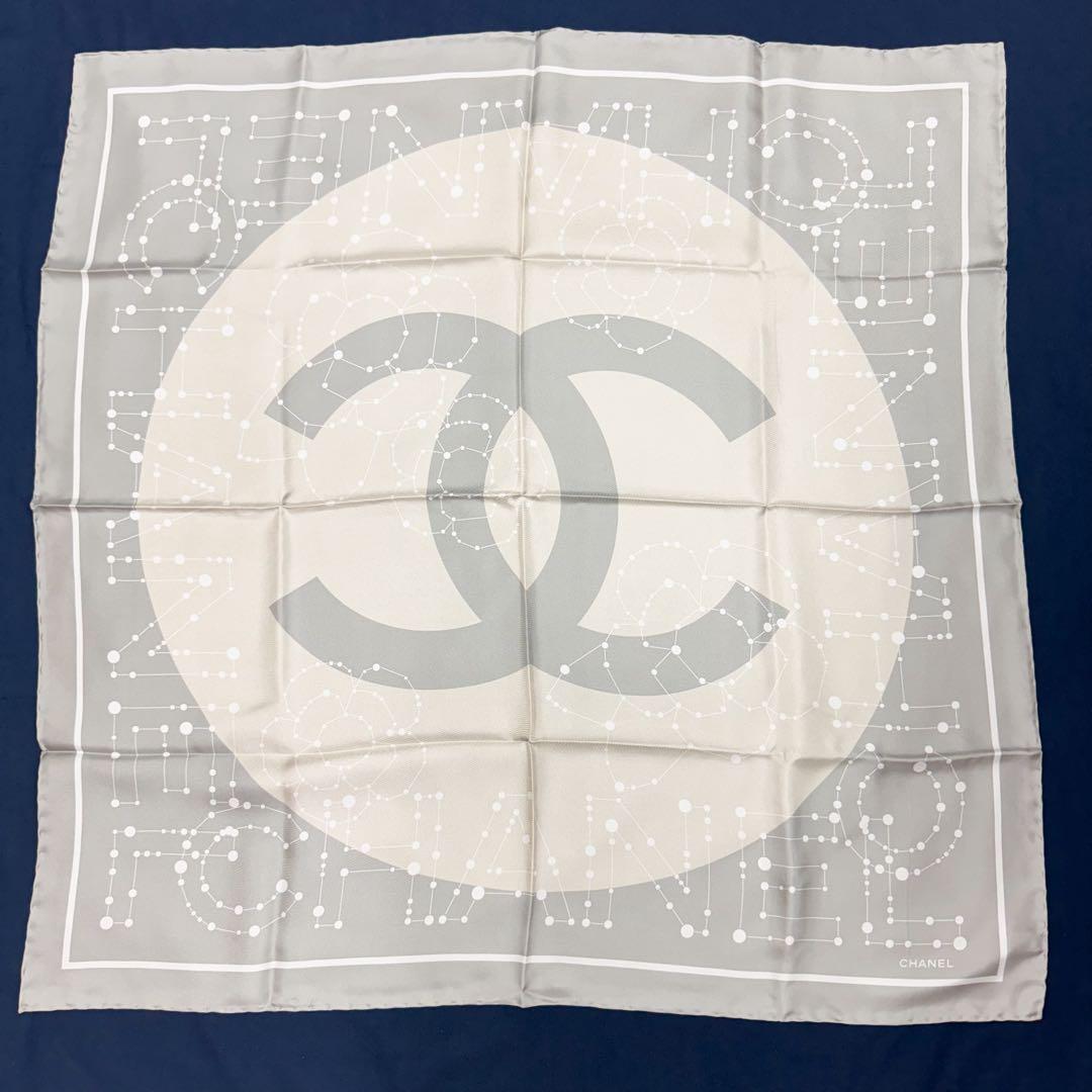 未使用 CHANEL シャネル 大判 カメリア ココマーク スカーフ グレー星座 シャネル CHANEL 大判 スカーフ シルク ココマーク カメリア 星座 総柄