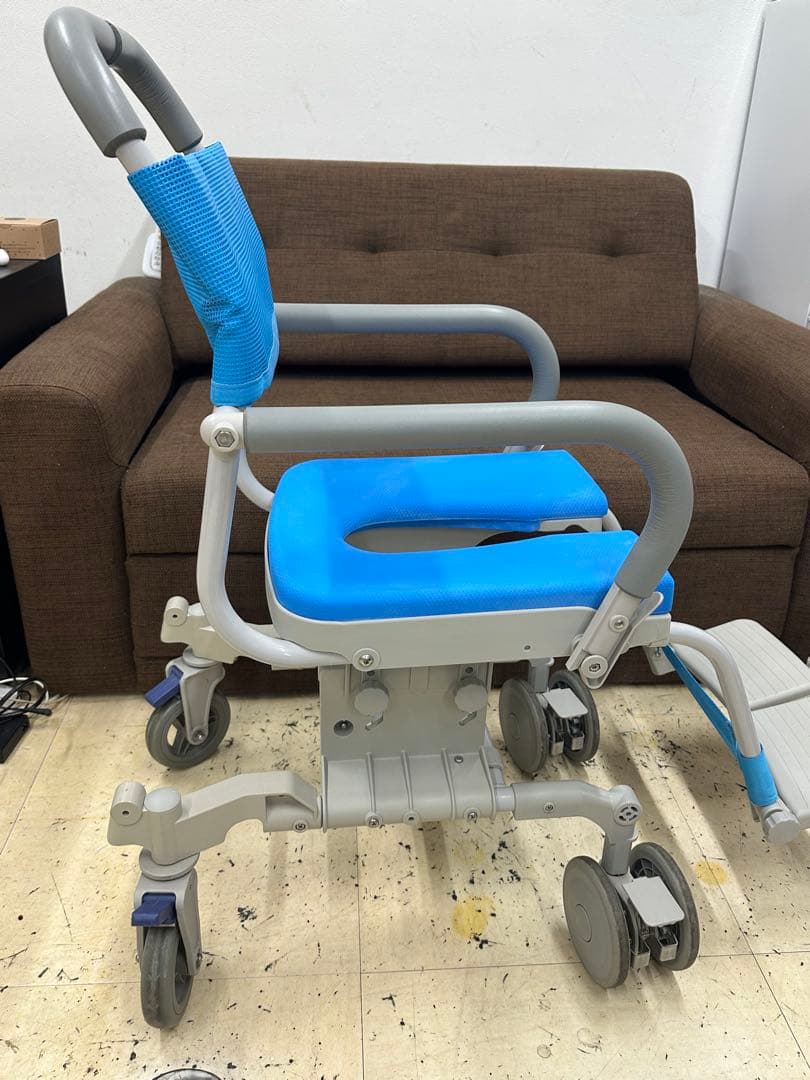 ⑧ uchie ウチエ社製 シャワーキャリー 入浴用車イス UD型