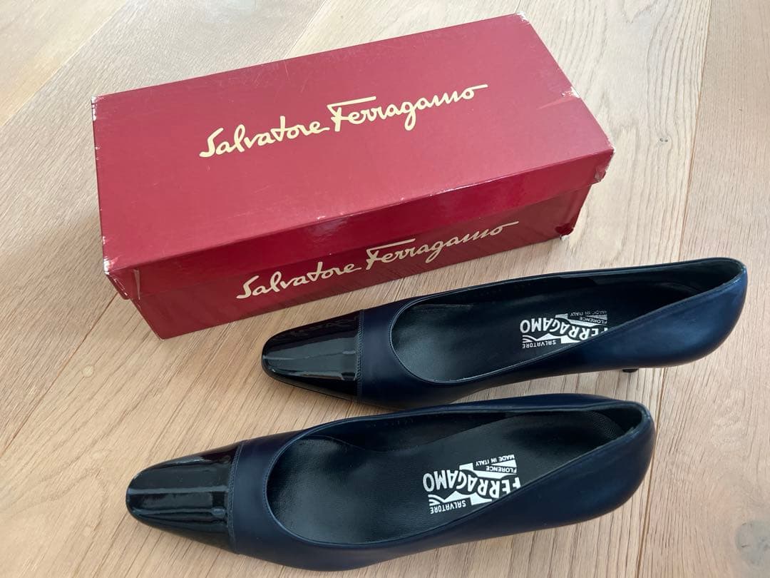 新品未使用Ferragamo 9フェラガモ濃紺 25〜25.5 ヒール5㎝ FERRAGAMO（フェラガモ） VARA 574571 スムースレザー ヒールパンプス