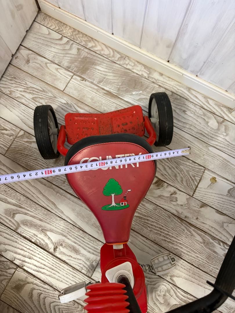 COUNTRY 赤い三輪車 木のイラスト付き