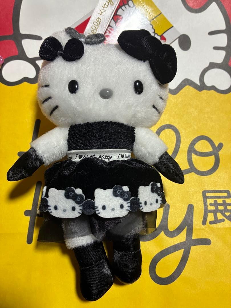 ☆ハローキティ展 モノトーンドレス マスコットキーホルダー☆ - メルカリ
