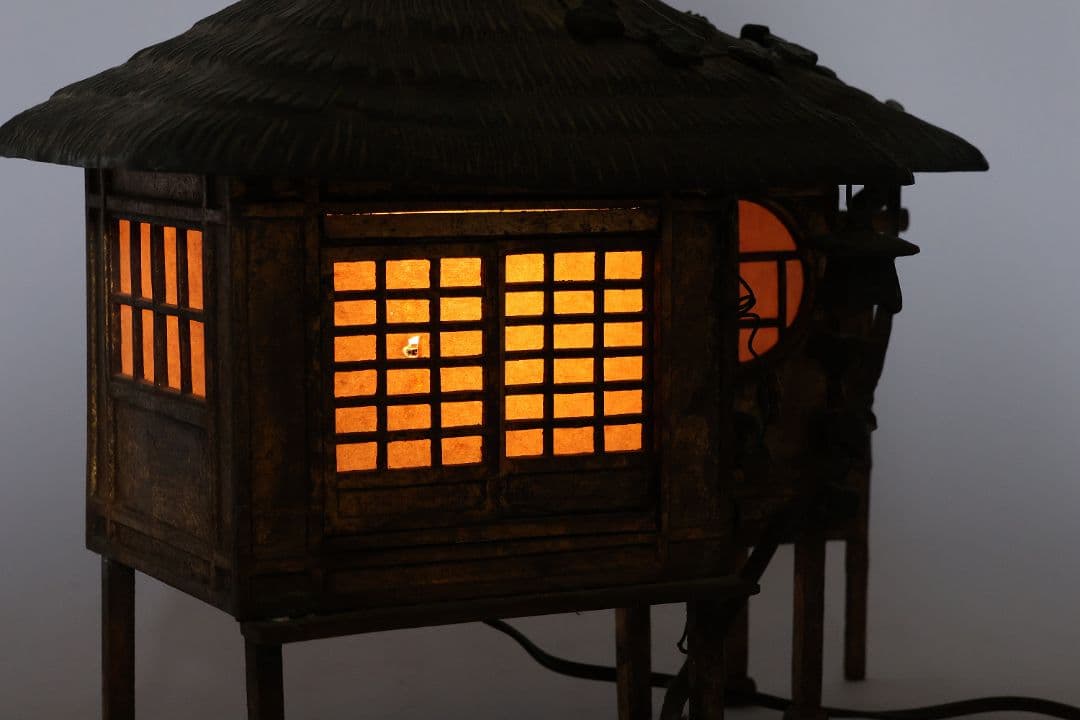 金工 銅製 葛屋灯篭 茅葺屋根 置灯籠 日本家屋 置物 ランプ【MA614