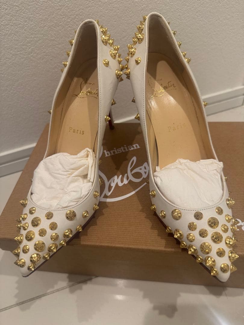 Christian Louboutin ホワイトスタッズハイヒール 中古・古着通販】Christian Louboutin (クリスチャン・ルブタン