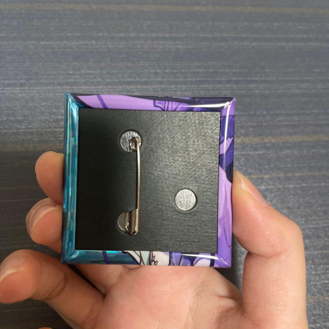 パズドラコラボ　ホログラムスクエア缶バッジ　真人