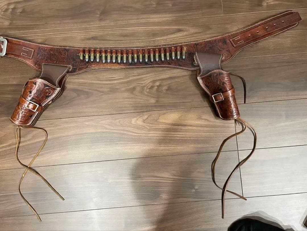 人気　ウエスタンレザー ホルスターベルト　おまけ弾丸付き Amazon.co.jp: 弾丸ベルト付き中世革隠しホルスター、リボルバー