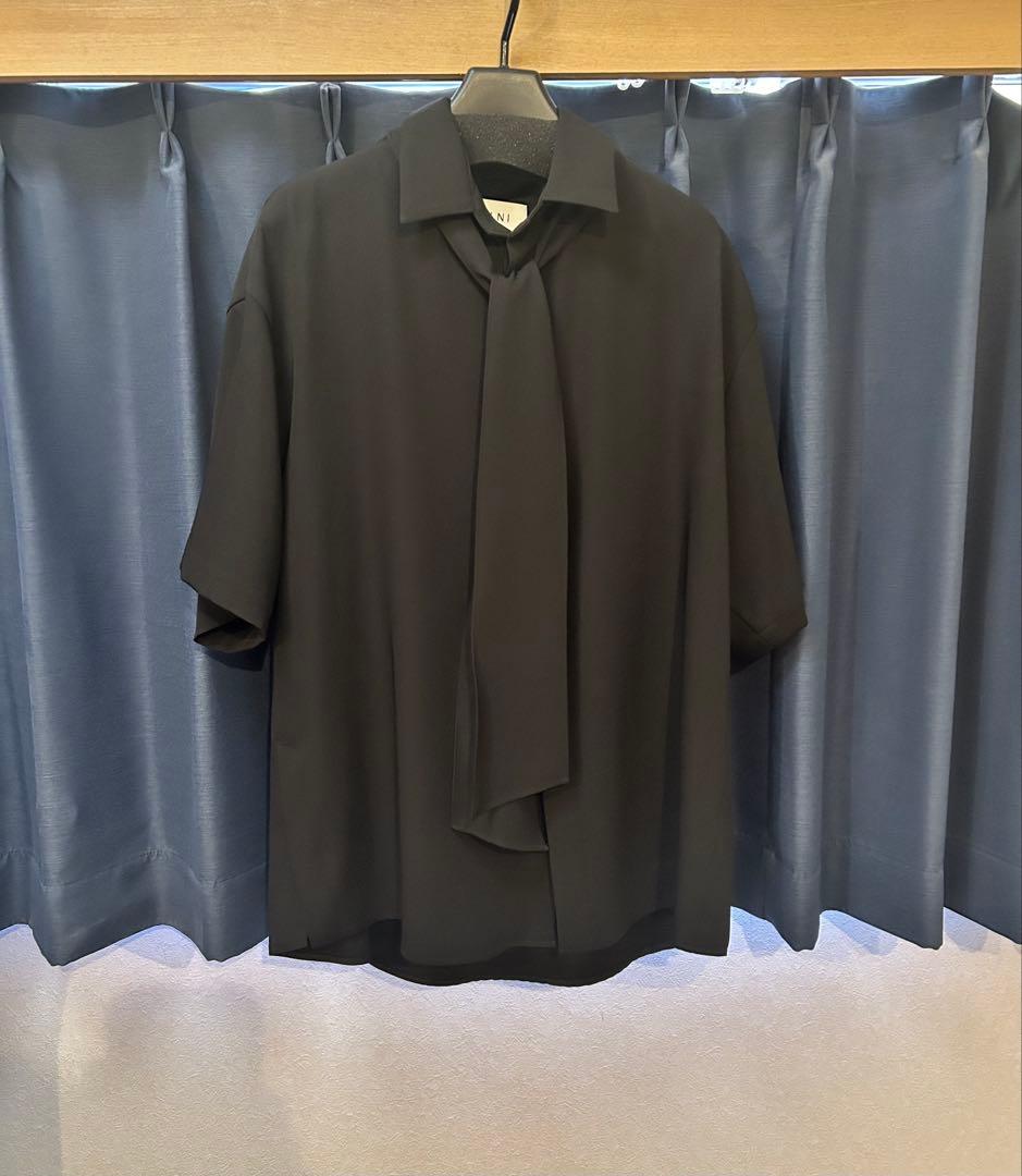 【タグ有美品】CULLNI 23 SS Bow Tie short Shirt CULLNI（クルニ）の「23-SS-046 / Double Satin Bow Tie Short Sleeve