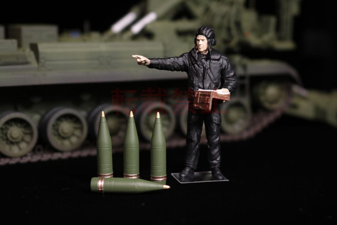 【完成品】 1/35 ソビエト軍 2S7 砲弾 乗員 プラモデル トランペッター