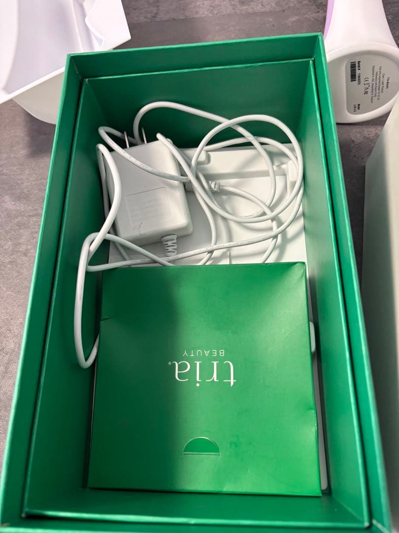 トリア 脱毛器 本体 + 充電器 - メルカリ