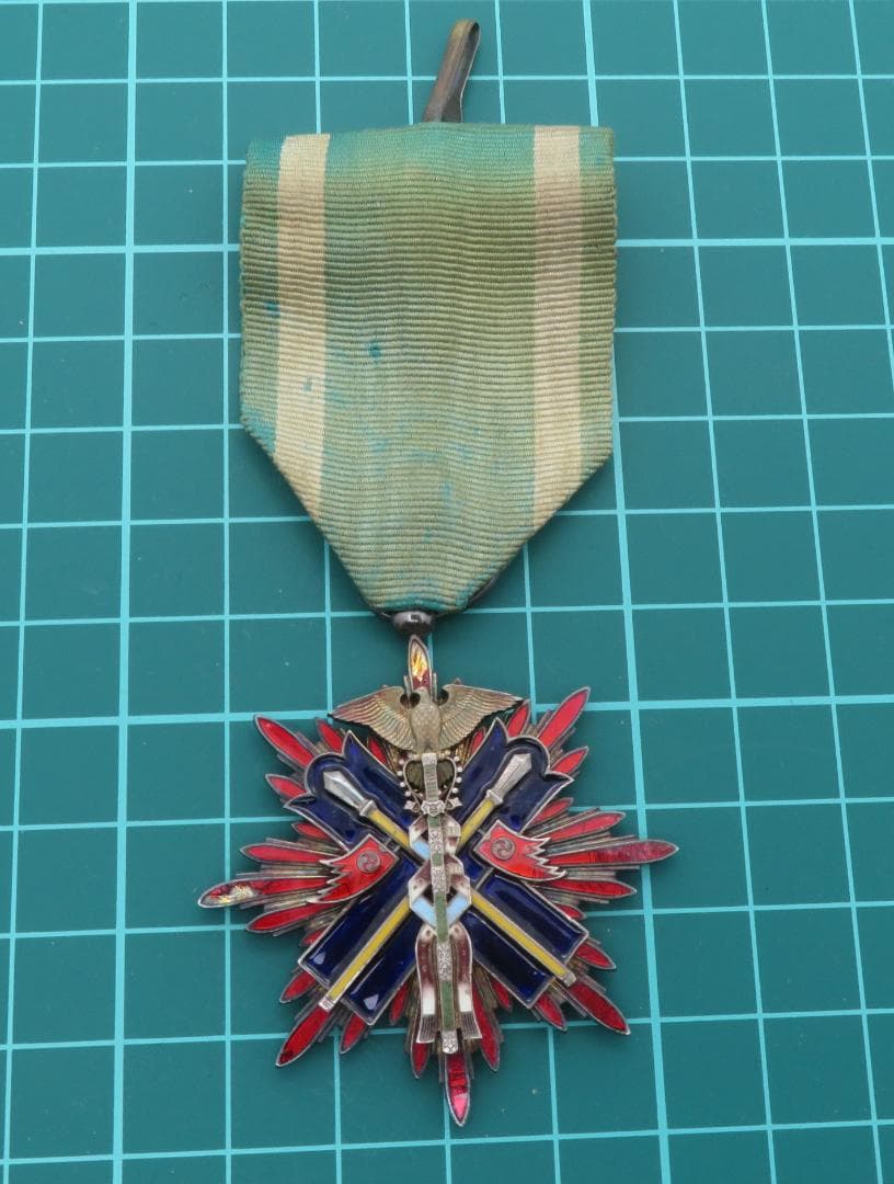 功五級金鵄勲章 記章 勲章 メダル 旧日本軍 戦争 レア - メルカリ