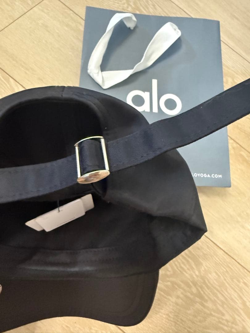 本物！ 新品未使用 タグ付き alo ショイニーサテンキャップ ブラック