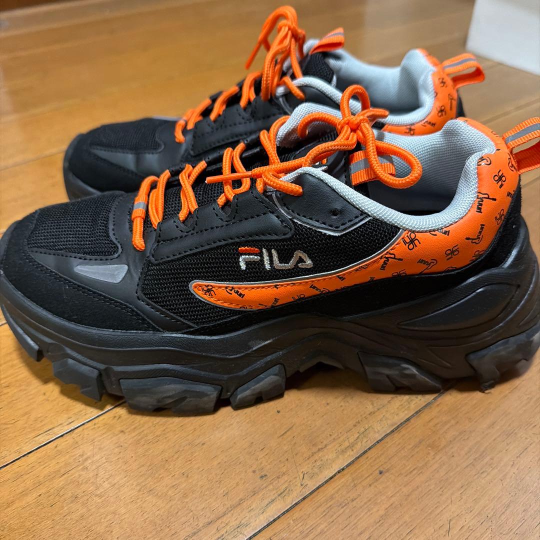25.5㎝ FILA ブラック×オレンジ スニーカー 優里コラボ - メルカリ