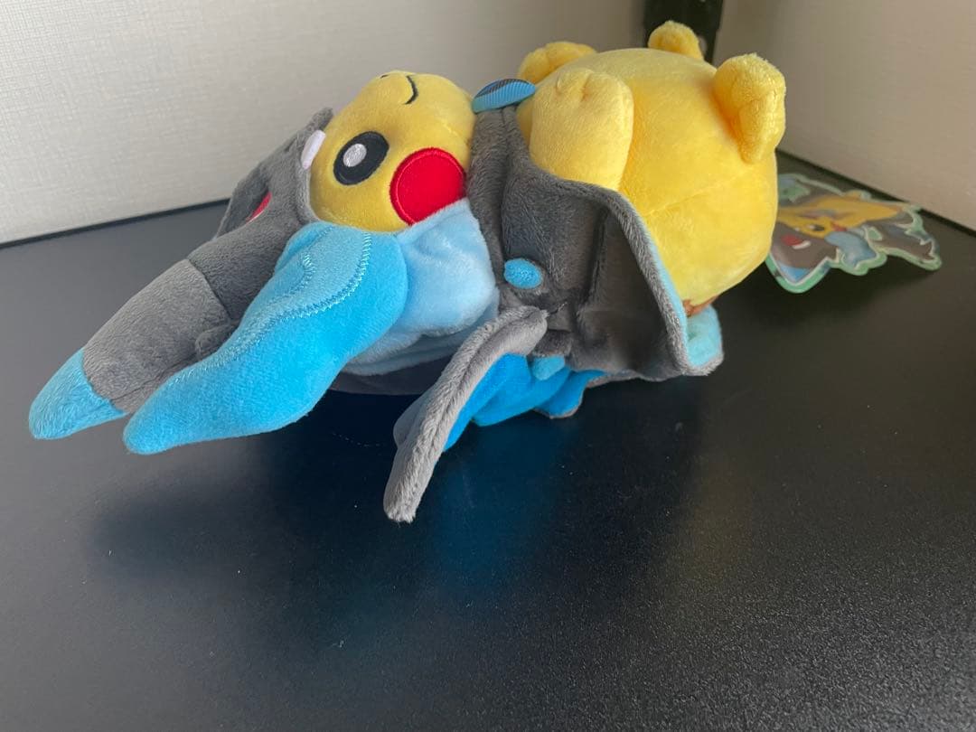 ぬいぐるみ ポケモン メガリザードンのポンチョを着たピカチュウ メガリザードンX