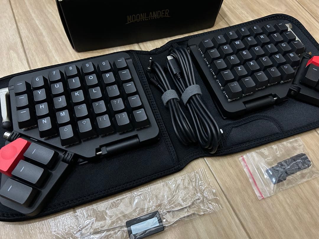 【美品】ZSA Moonlander Mark I 分割キーボード ピンク軸 左右分離キーボード Moonlander Mark I の紹介 - KERI's Lab