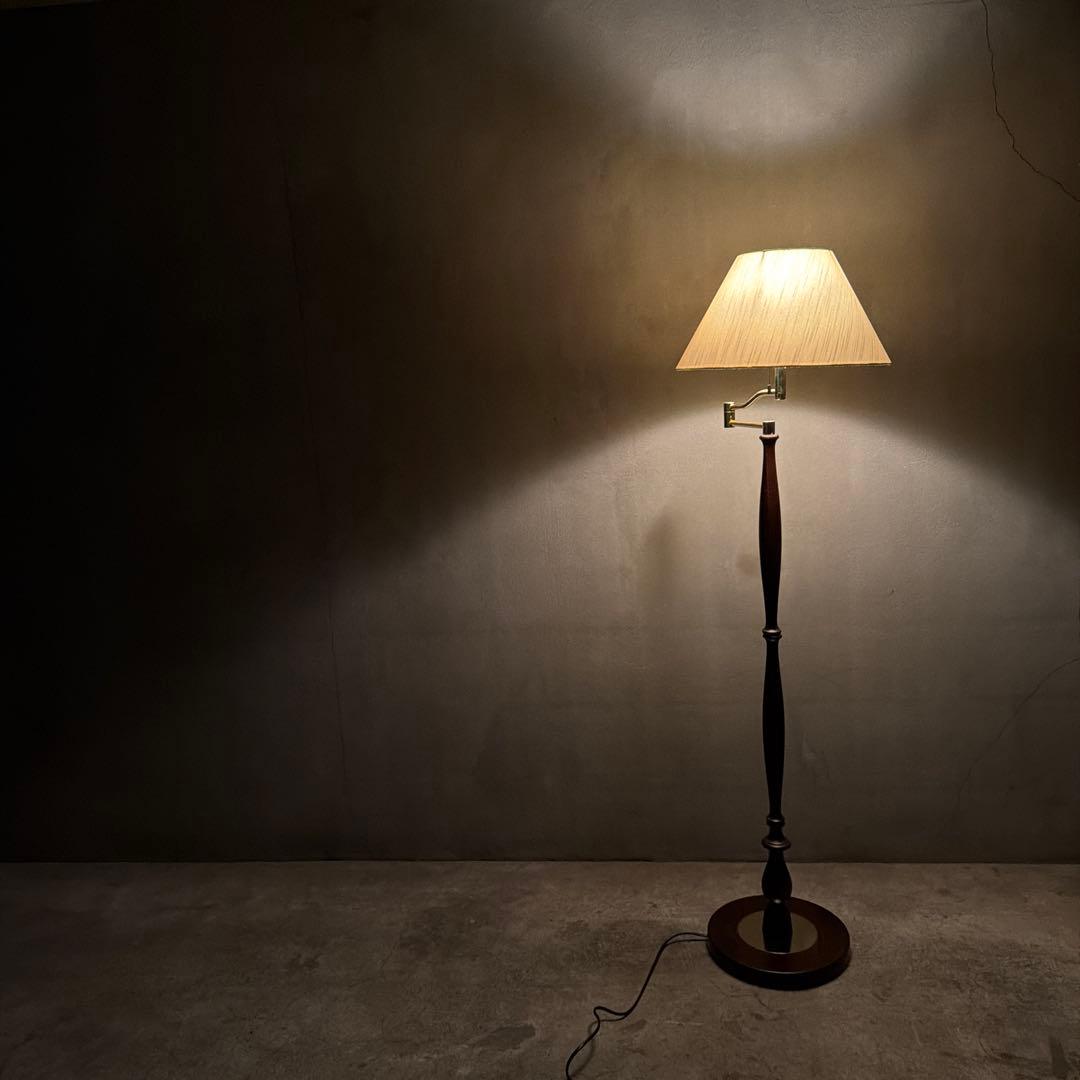 美品　幸陽製作所　ウォルナットフロアランプ　スタンド照明　間接照明 ウォルナット材の色と彫刻が美しい、高級感溢れるアンティークフロア